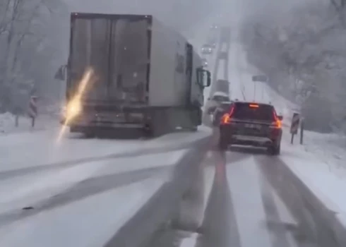 Divu avāriju dēļ ierobežota satiksme uz Vidzemes šosejas. 