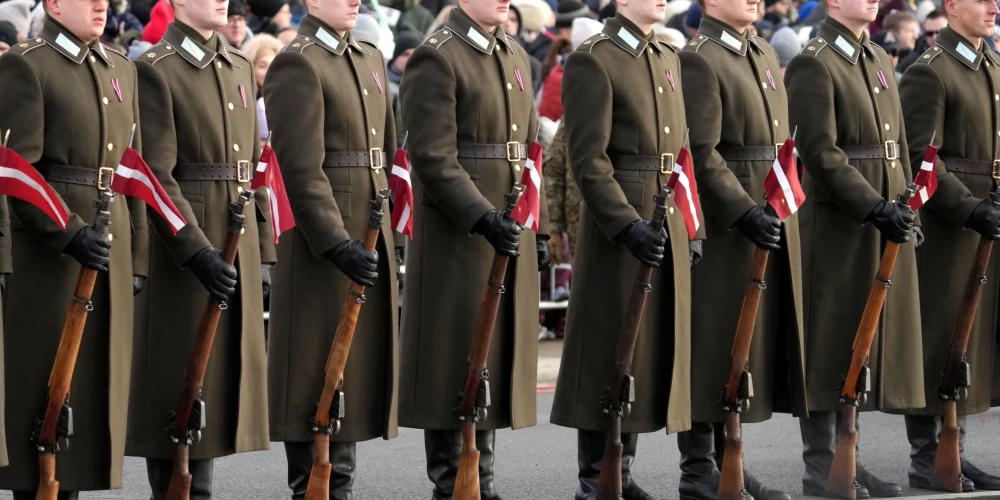 На набережной 11 Ноября в Риге состоялся торжественный военный парад, посвященный 107-летию Латвийской Республики. В нем приняли участие латвийские и союзные силы, а также представители экстренных служб.