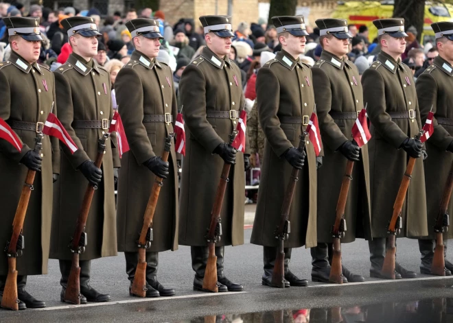 На набережной 11 Ноября в Риге состоялся торжественный военный парад, посвященный 107-летию Латвийской Республики. В нем приняли участие латвийские и союзные силы, а также представители экстренных служб.