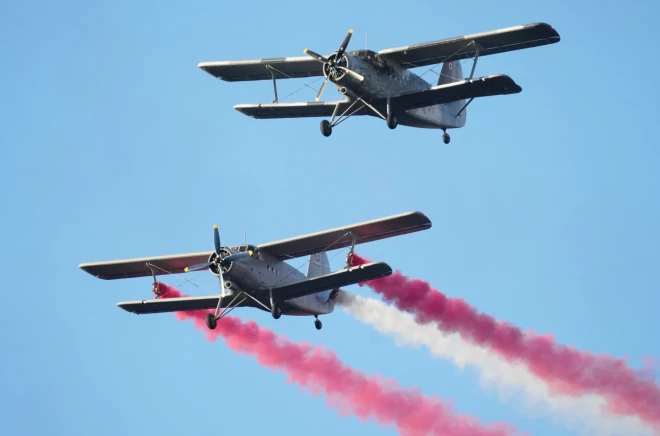 Над набережной в Риге пролетели военные самолеты.