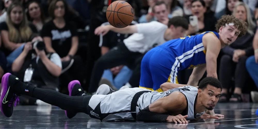 Viktors Vembanjama spēlē pret "Warriors" (foto: Scanpix / AP)