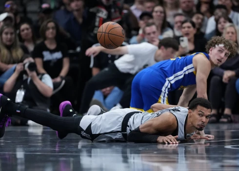 Viktors Vembanjama spēlē pret "Warriors" (foto: Scanpix / AP)