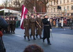 Ļaužu jūra vēro militāro parādi Daugavmalā Latvijas Republikas proklamēšanas svētkos. FOTO
