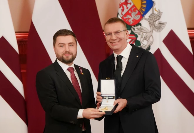 Президент Латвии вручает Орден Трёх звёзд бывшему чрезвычайному и полномочному послу Украины в Латвийской Республике Анатолию Куцеволу за значимый дипломатический вклад в укрепление и развитие сотрудничества между Латвией и Украиной.