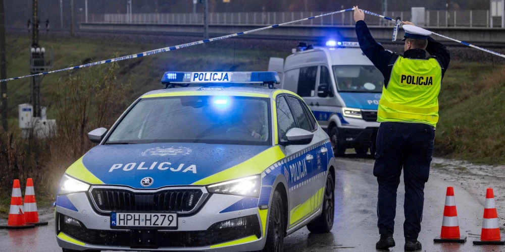 Policija pie sprādziena vietas Polijas dzelzceļā