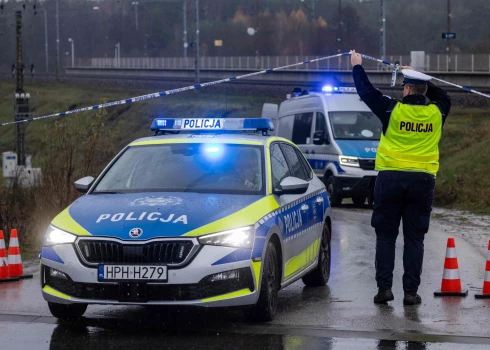 Policija pie sprādziena vietas Polijas dzelzceļā