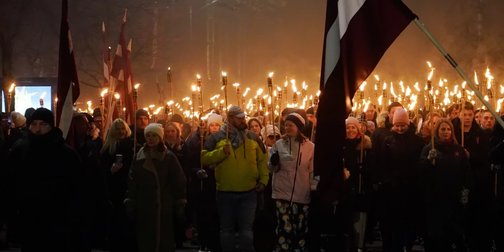 Вечером 107-й годовщины провозглашения Латвийской Республики улицы Риги озарило традиционное факельное шествие, в котором приняли участие как минимум несколько тысяч человек.