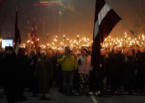 Nacionālās apvienības "Visu Latvijai" - "Tēvzemei un Brīvībai/LLNK" organizētais lāpu gājiens no Kārļa Ulmaņa pieminekļa par godu Latvijas Republikas proklamēšanas 107. gadadienai.