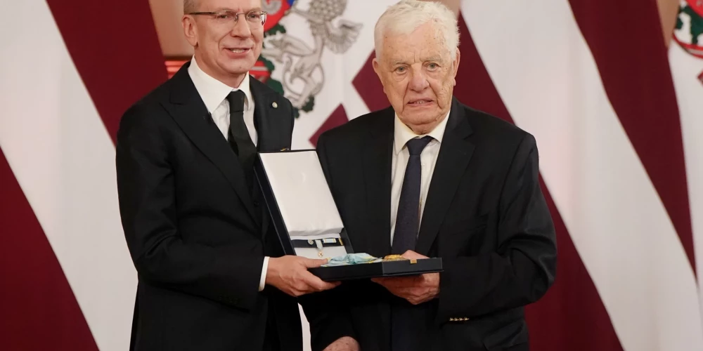 Valsts prezidents Edgars Rinkēvičs (no kreisās) pasniedz Triju Zvaigžņu ordeni komponistam un pianistam Raimondam Paulam par izcilu un nezūdošu devumu Latvijas mūzikā un kultūrā svinīgajā ceremonijā Rīgas pilī Latvijas Republikas proklamēšanas 107. gadadienā.