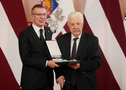 Valsts prezidents Edgars Rinkēvičs (no kreisās) pasniedz Triju Zvaigžņu ordeni komponistam un pianistam Raimondam Paulam par izcilu un nezūdošu devumu Latvijas mūzikā un kultūrā svinīgajā ceremonijā Rīgas pilī Latvijas Republikas proklamēšanas 107. gadadienā.