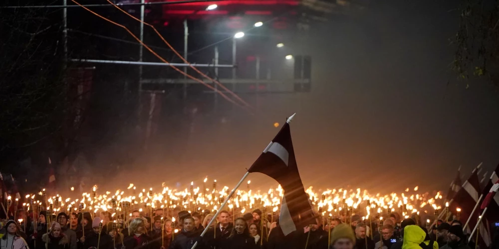 Nacionālās apvienības "Visu Latvijai" - "Tēvzemei un Brīvībai/LLNK" organizētais lāpu gājiens no Kārļa Ulmaņa pieminekļa par godu Latvijas Republikas proklamēšanas 107. gadadienai.