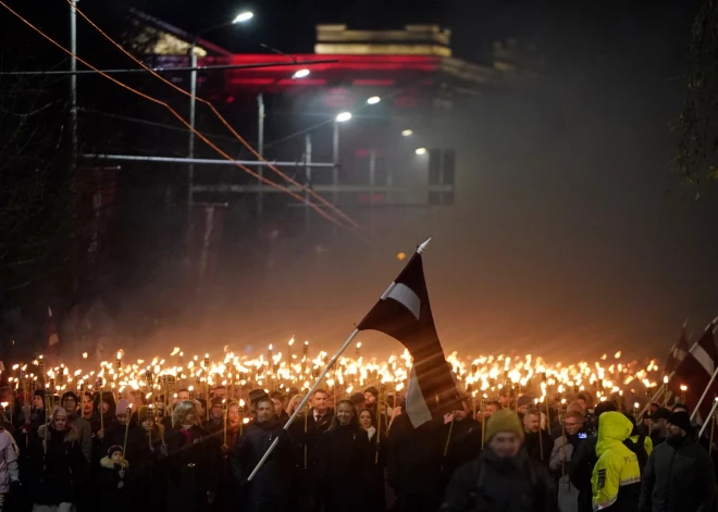 Nacionālās apvienības "Visu Latvijai" - "Tēvzemei un Brīvībai/LLNK" organizētais lāpu gājiens no Kārļa Ulmaņa pieminekļa par godu Latvijas Republikas proklamēšanas 107. gadadienai.