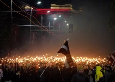 Cik iespaidīgi! Rīgas ielas izgaismo tradicionālais lāpu gājiens. FOTO