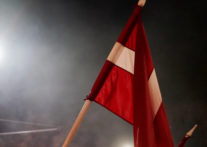 "Мы же не используем половину флага или половину герба": активист требует запретить сокращенную версию гимна Латвии