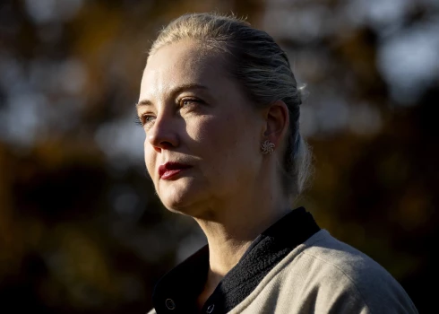 THE HAGUE - Yulia Navalnaya, Alexei Navalny's widow, at the unveiling of a memorial plaque for the late Russian opposition leader Alexei Navalny. The plaque is placed on a bench across from the Russian embassy.