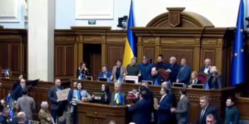 Haoss Ukrainas parlamentā (ekrānuzņēmums no video)