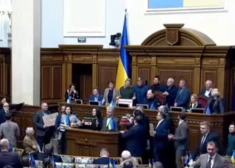Uz vērienīgā korupcijas skandāla fona Ukrainas parlamentā izjaukts balsojums par ministru demisiju