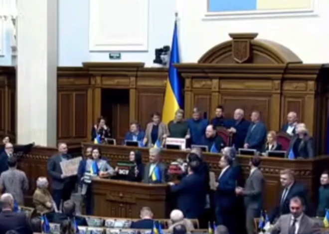 Uz vērienīgā korupcijas skandāla fona Ukrainas parlamentā izjaukts balsojums par ministru demisiju