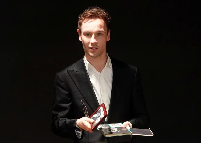 "Я хотел говорить с людьми вокруг": интеграция глазами актера Театра Чехова Максима Бусела