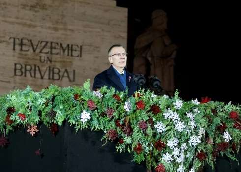 Valsts prezidents Edgars Rinkēvičs uzrunā klātesošos pie Brīvības pieminekļa par godu Latvijas Republikas proklamēšanas 107. gadadienai.