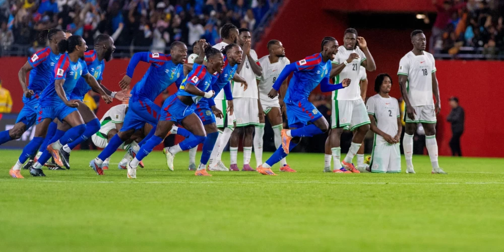 Kongo DR spēlētāji laimīgi pēc uzvaru nesošā 11 metru sitiena, kamēr Nigērija šokā (foto: Scanpix / EPA)