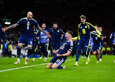 Skotija trillerī pieveic Dāniju un pēc gandrīz 30 gadiem atgriezīsies Pasaules kausa finālturnīrā, piebiedrojoties Austrijai, Šveicei un Spānijai