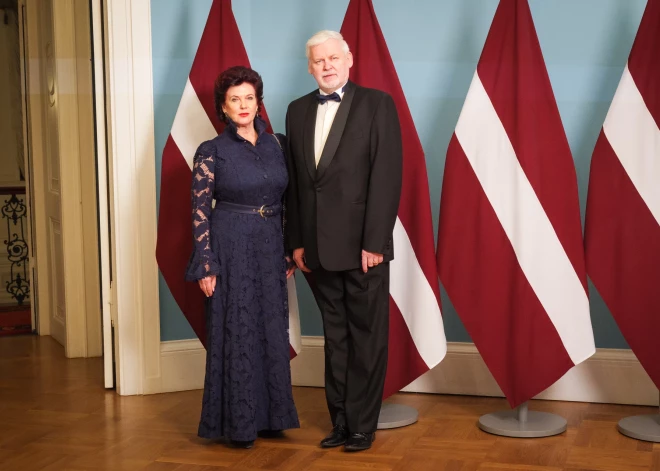 Prominences ierodas uz svinīgo pieņemšanu Rīgas pilī