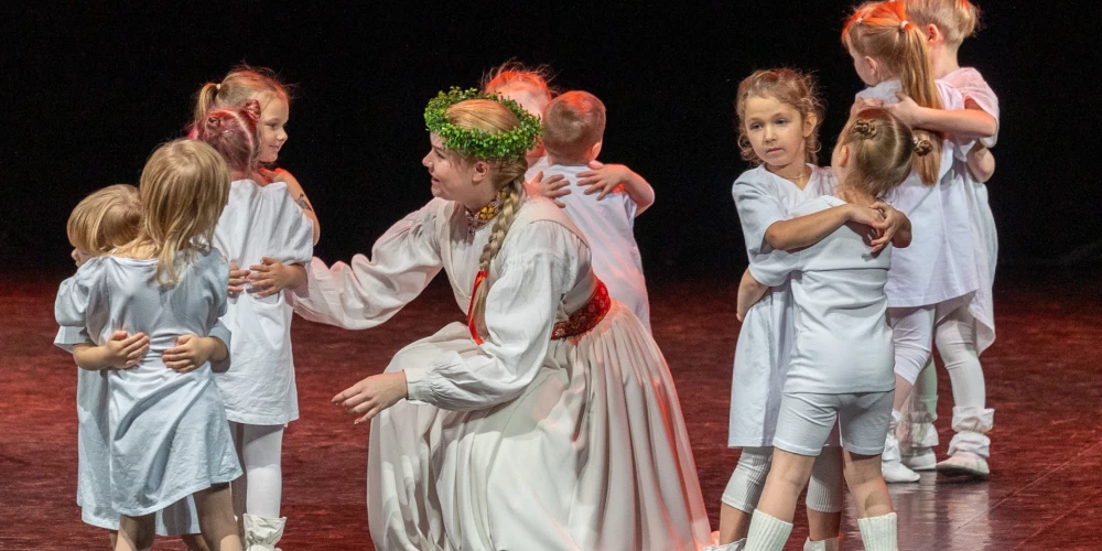 Skatuviskās dejas koncerts “Manai zemei Latvijai” (foto: Normunds Kaprano / Liepājas Tautas fotostudija "Fotast")