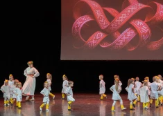 Gan lielie, gan mazie Liepājā ugunīgi nodejo Valsts svētku koncertu "Manai zemei Latvijai". FOTO