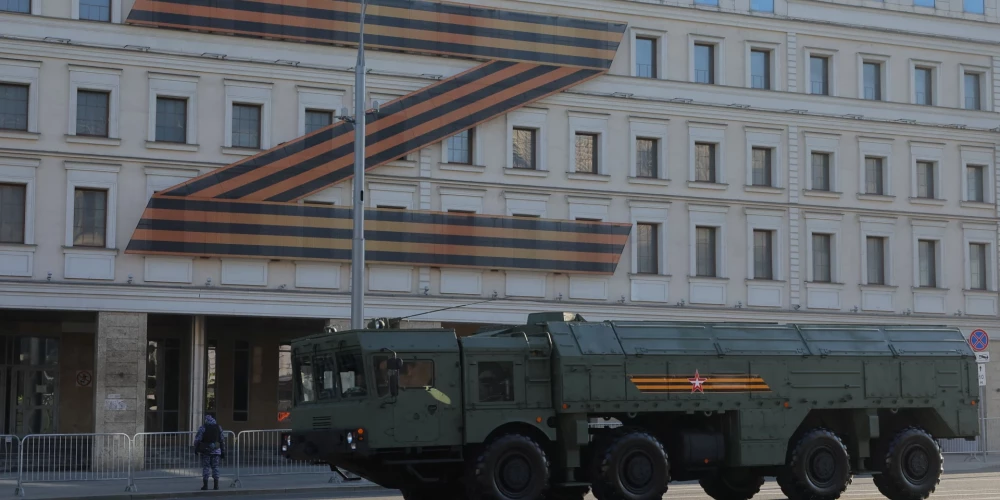 Krievijas "Iskander-M" raķešu palaišanas komplekss Maskavā brauc gar ēku, uz kuras uzstādīts Krievijas agresijas simbols "Z".