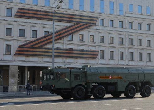 Krievijas "Iskander-M" raķešu palaišanas komplekss Maskavā brauc gar ēku, uz kuras uzstādīts Krievijas agresijas simbols "Z".