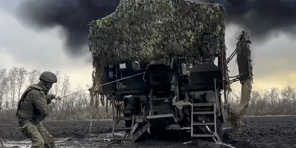 Krievijas karavīrs šauj.