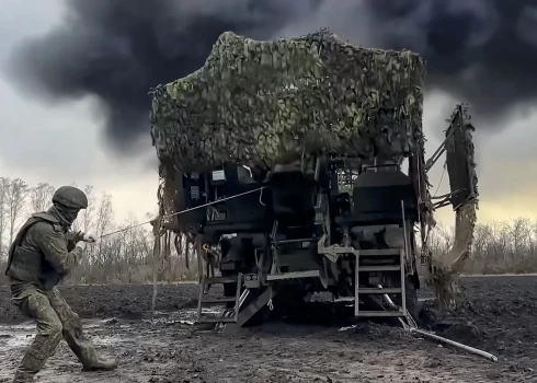 Krievijas karavīrs šauj.