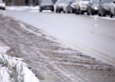 Daudzviet Latvijā autoceļi ir sniegoti un apledo