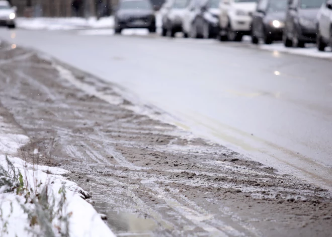 Daudzviet Latvijā autoceļi ir sniegoti un apledo