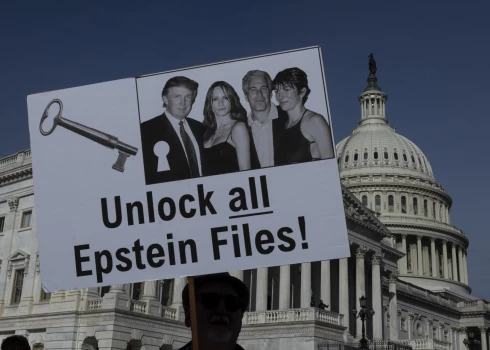ASV Kongress otrdien atbalstīja pedofilijā un cilvēktirdzniecībā apsūdzētā finansista un prezidenta Donalda Trampa bijušā drauga Džefrija Epstīna lietas materiālu publiskošanu, izņemot tos materiālus, kuriem noteikts slepenības statuss.