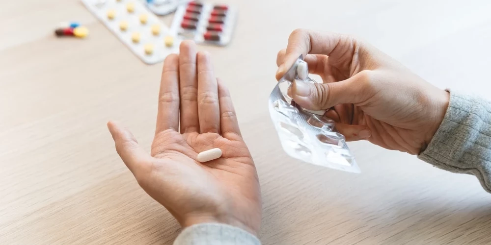 Jo vairāk antibiotikas tiek lietotas, jo ātrāk attīstās rezistence baktērijām, kuras ar tām tiek ārstētas, jeb baktērijas izstrādā aizsardzības mehānismu pret zālēm, skaidroja Dumpis.