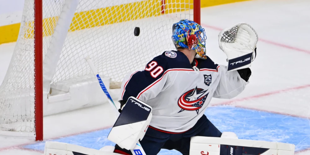 Latvijas vārtsargs Elvis Merzļikins trešdien atgriezās uz ledus Nacionālās hokeja līgas spēlē.