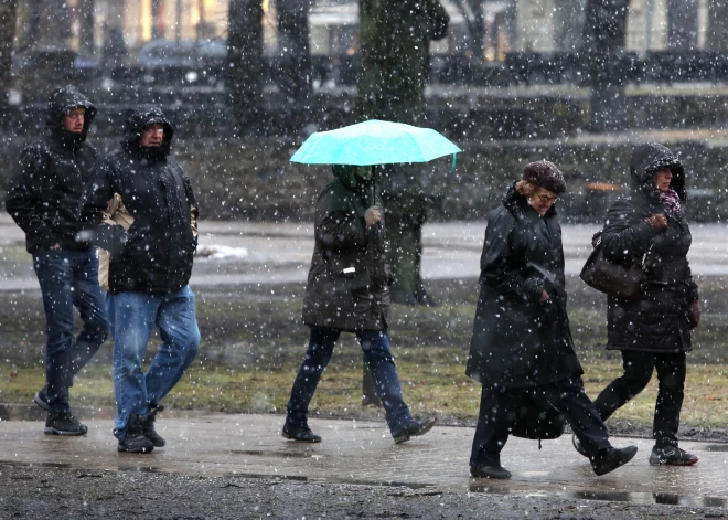 Внимание: в среду в Латвии ожидаются осадки и ухудшение дорожных условий