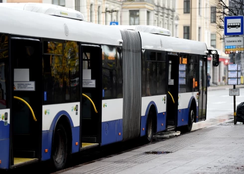 Sabiedriskā transporta vadītāju slimošanas dēļ veiktas izmaiņas sabiedriskā transporta reisos Rīgā.