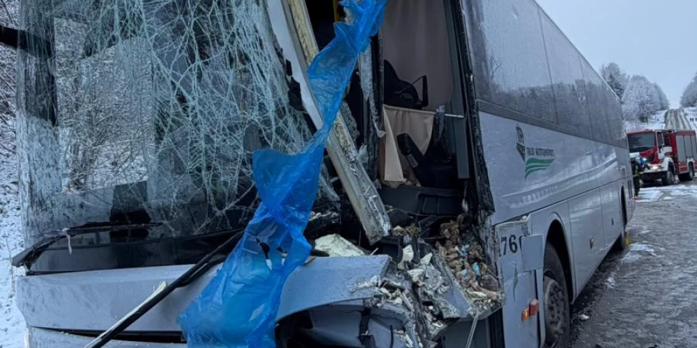 Kravas auto pamatīgi apskādējis autobusa priekšgalu šofera pusē un autovadītājam ļoti paveicies, jo situācija varēja beigties bēdīgi.
