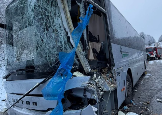 Kravas auto pamatīgi apskādējis autobusa priekšgalu šofera pusē un autovadītājam ļoti paveicies, jo situācija varēja beigties bēdīgi.