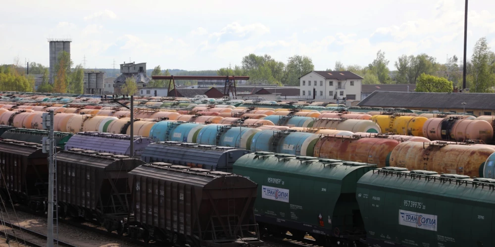 Kravas vilcieni dzelzceļa stacijā Jelgavā.