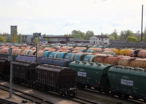 Kravas vilcieni dzelzceļa stacijā Jelgavā.