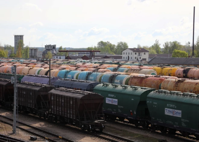 SM: dzelzceļa kravu pārvadājumu apjoms desmit mēnešos samazinājies par 19,7%