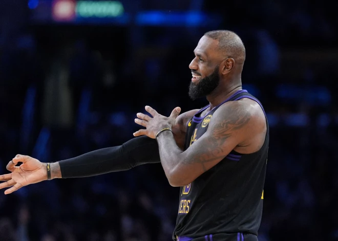 Lebrons Džeimss atgriešanās mačā ieraksta savu vārdu NBA vēsturē