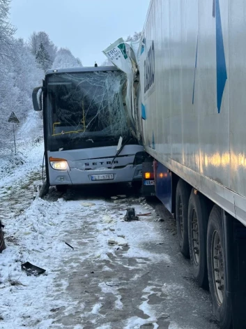 18 ноября на заснеженной дороге грузовой автомобиль столкнулся с пассажирским автобусом.