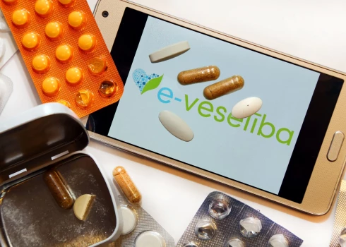 Jauno e-nosūtījumu funkcionalitātes ieviešanai noteikts pārejas periods no 2025. gada 20. novembra līdz 2026. gada 4. maijam, kura laikā būs iespēja izmantot vēl papīra formas nosūtījumus.