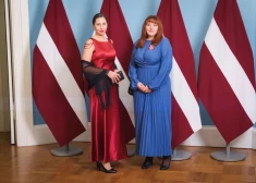 ФОТО: знаменитости блистают элегантностью в Рижском замке 18 ноября