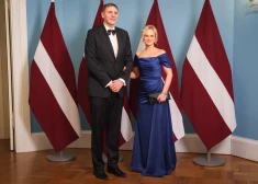Prominences ierodas uz svinīgo pieņemšanu Rīgas pilī.